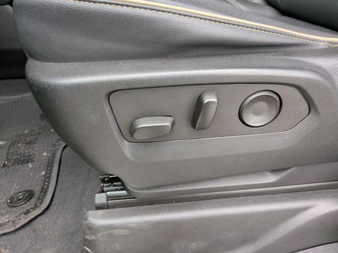 Used 2023 Chevrolet Suburban Premier image 18