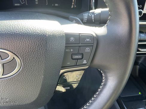 Used 2025 Toyota Camry SE image 21