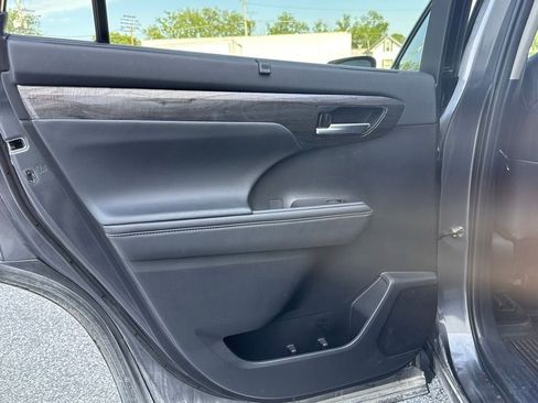 Used 2024 Toyota Highlander Platinum AWD/4WD image 18