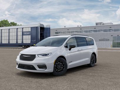 New 2025 Chrysler Pacifica Select w/ Uconnect Theater Family Group