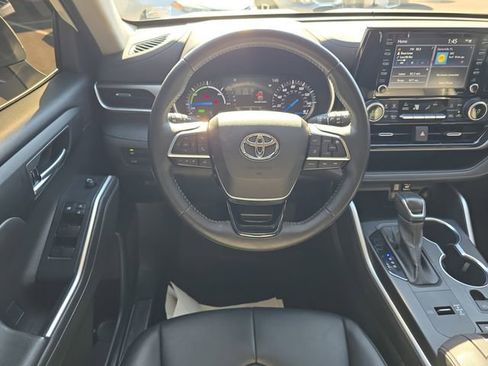 Used 2021 Toyota Highlander XLE image 16