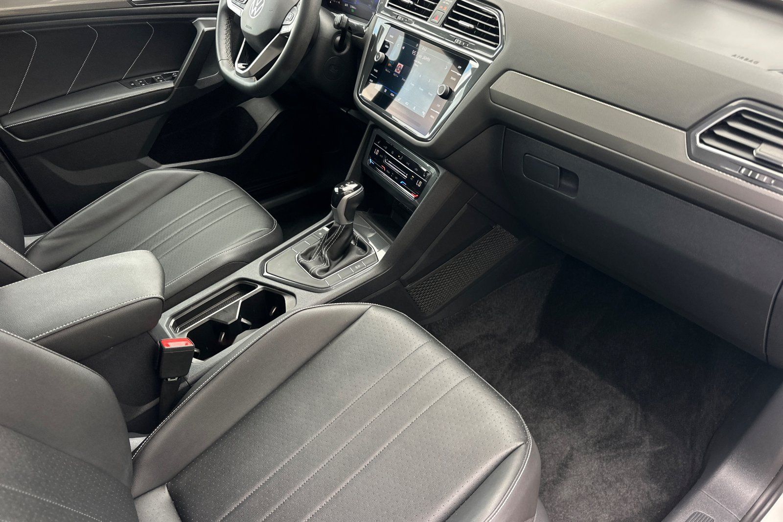 Used 2023 Volkswagen Tiguan SE w/ Panoramic Sunroof Package FWD image 17