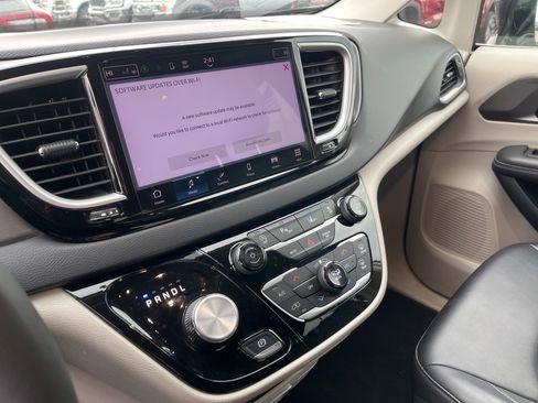 Used 2024 Chrysler Pacifica Touring-L image 22