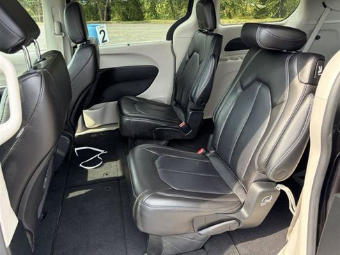 Used 2023 Chrysler Pacifica Touring-L FWD image 12
