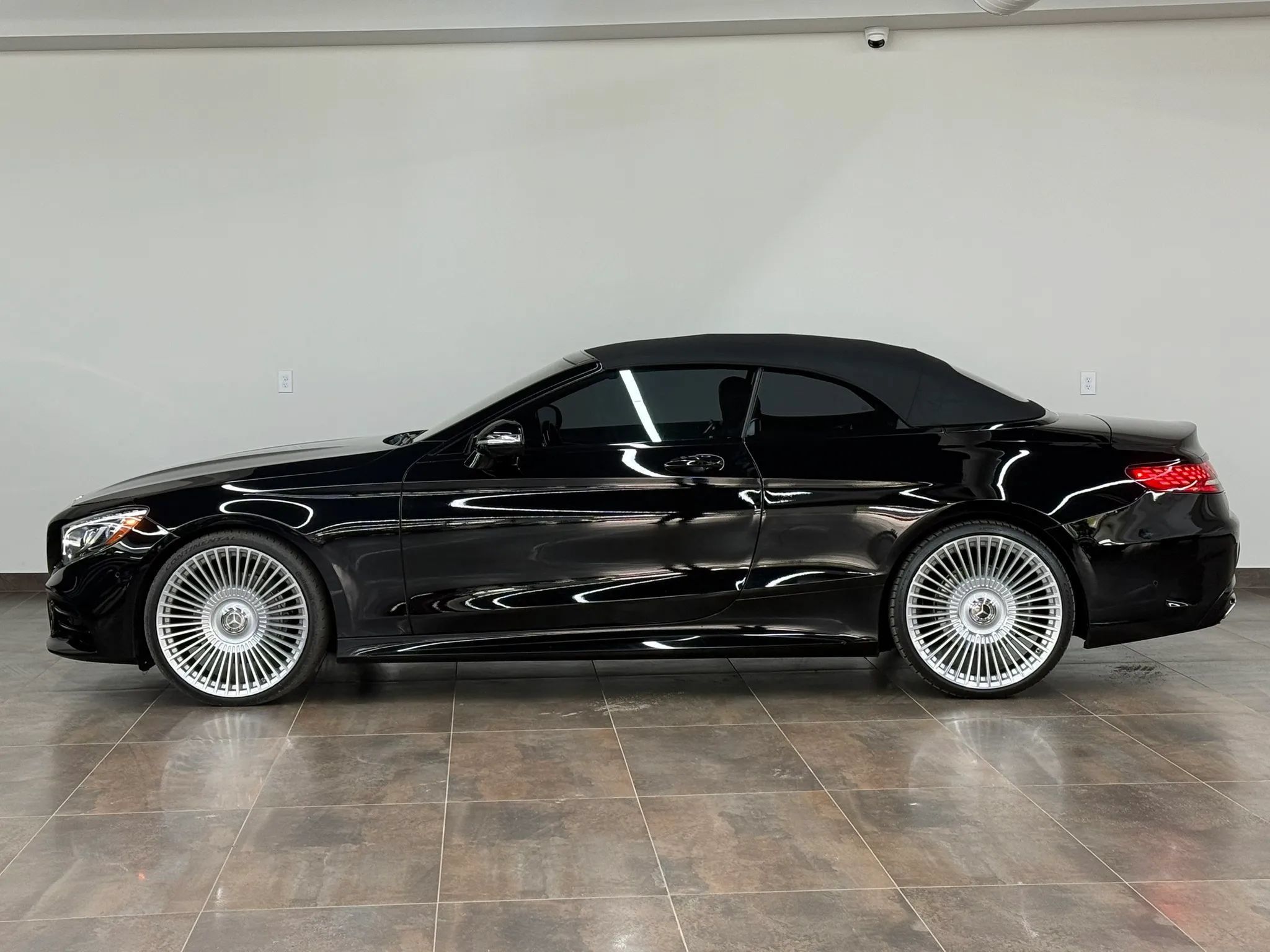 Used 2019 Mercedes-Benz S 560 Cabriolet image 4