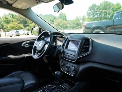 Used 2019 Jeep Cherokee Latitude Plus FWD image 14