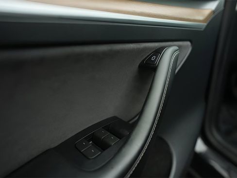 Used 2024 Tesla Model Y 2WD image 27