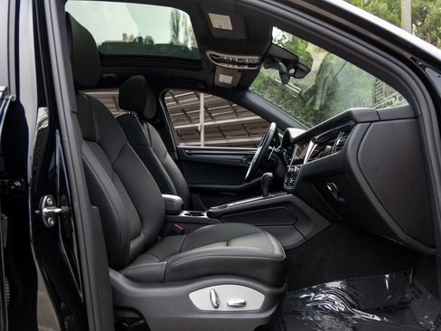 Certified 2025 Porsche Macan image 51