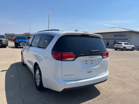 Used 2018 Chrysler Pacifica Touring-L Plus image 7