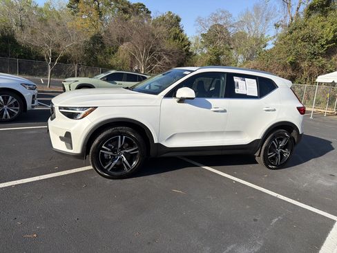Used 2025 Volvo XC40 B5 Core image 46