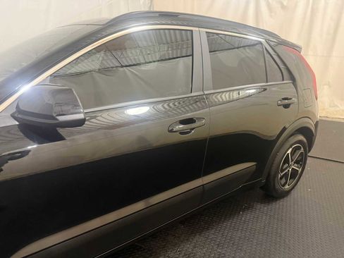 Used 2025 Kia Niro LX image 6