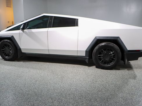 Used 2024 Tesla Cybertruck AWD Crew Cab image 10