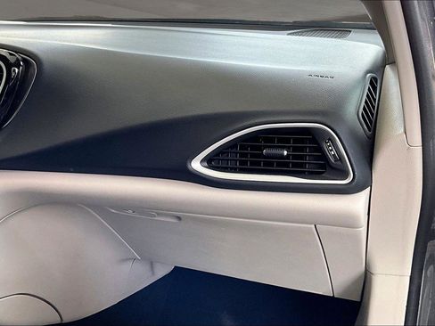 Used 2023 Chrysler Pacifica Touring-L FWD image 18
