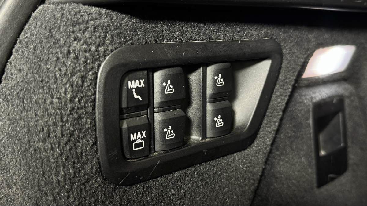 Used 2020 BMW X7 xDrive40i w/ Cold Weather Package AWD/4WD image 47