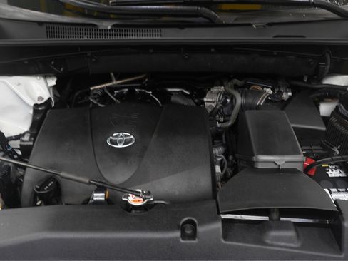 Used 2017 Toyota Highlander XLE image 26