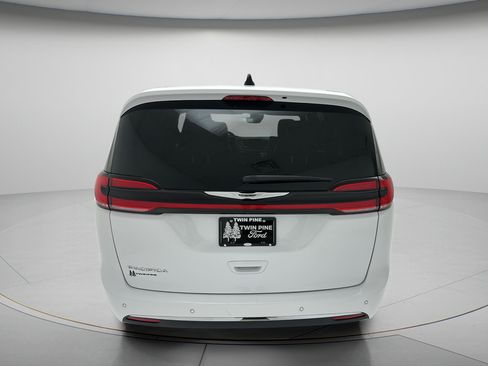 Used 2025 Chrysler Pacifica Select FWD image 7