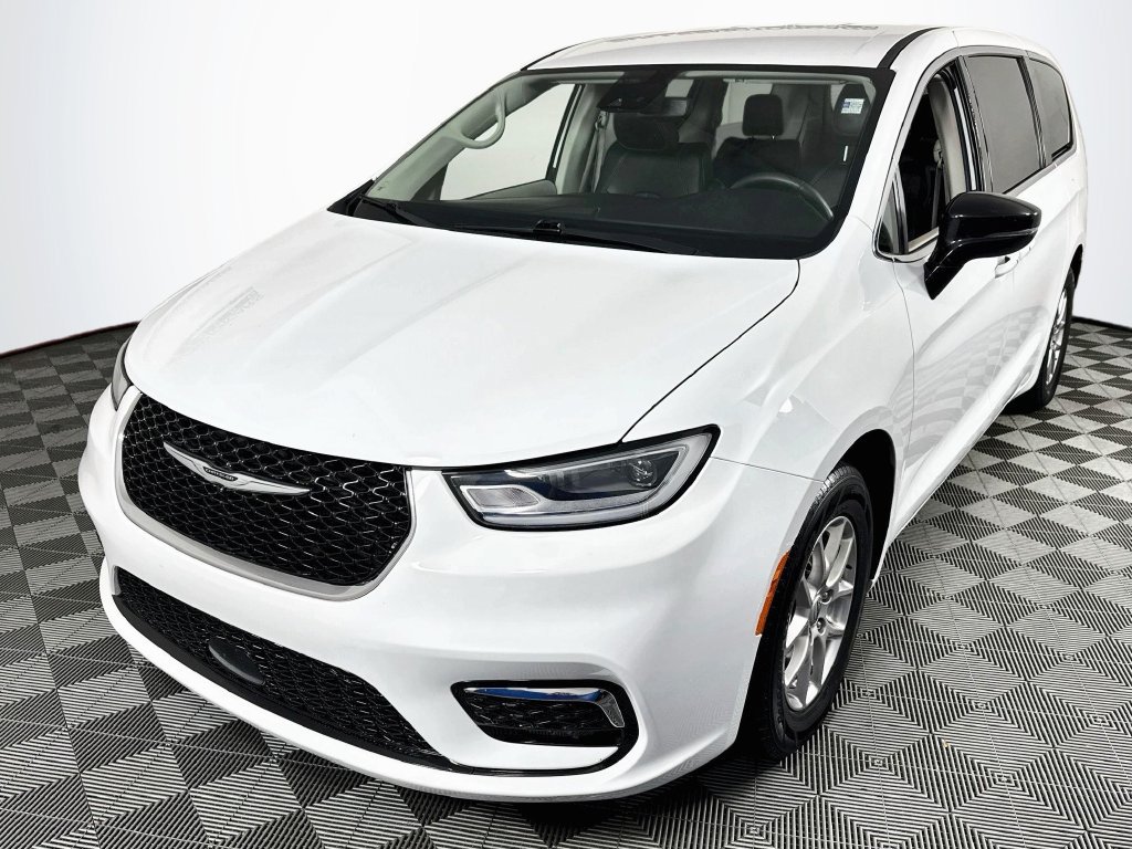 Used 2024 Chrysler Pacifica Touring-L FWD image 3