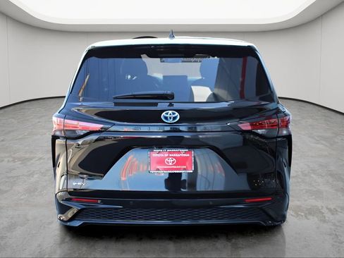 Used 2025 Toyota Sienna XSE FWD image 4