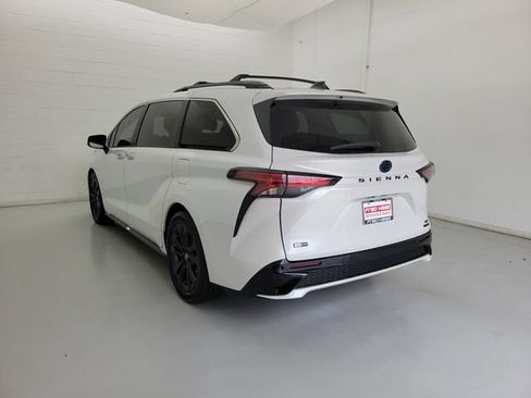 Used 2023 Toyota Sienna XSE FWD image 7