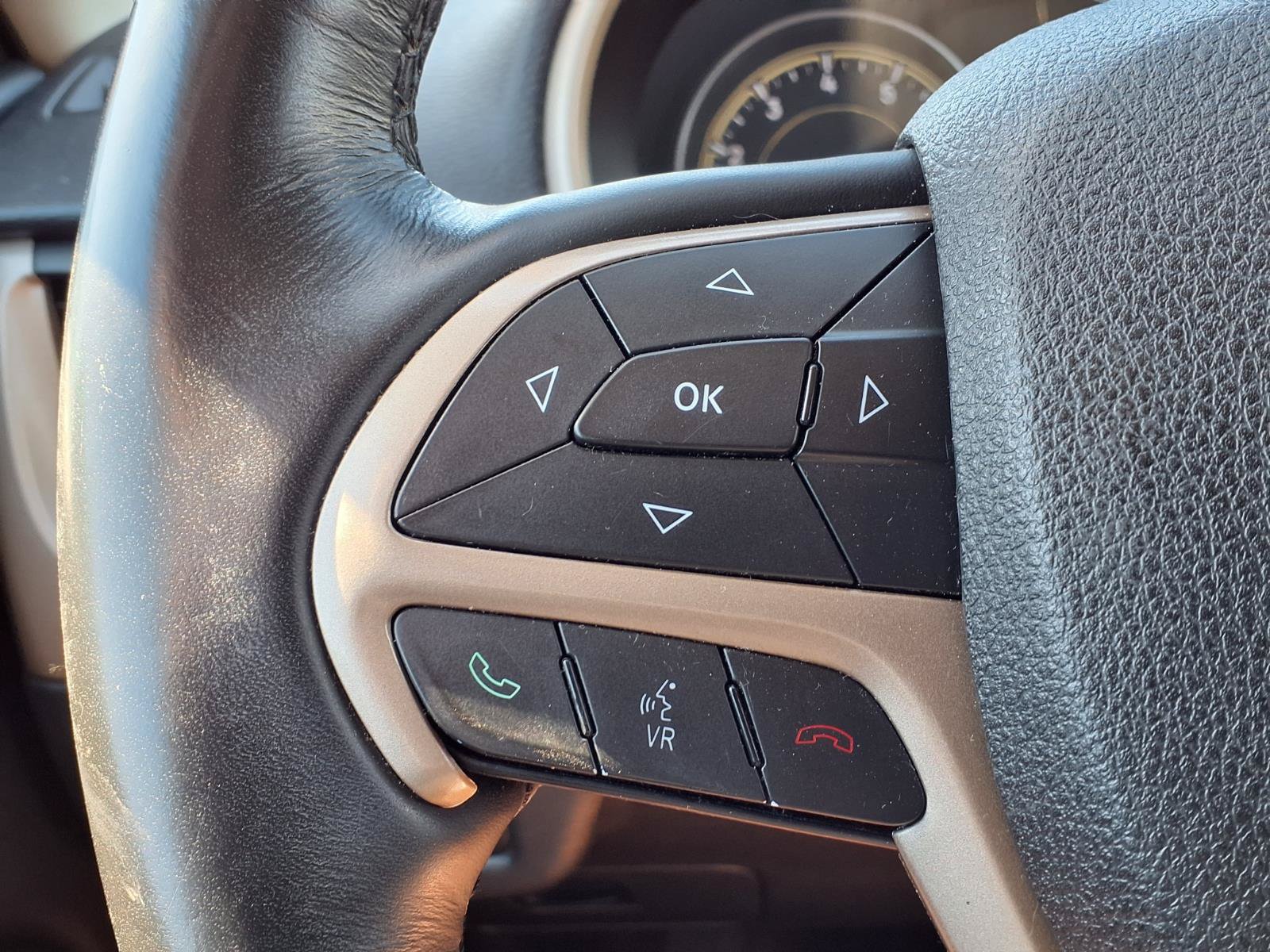 Used 2015 Jeep Cherokee Latitude w/ Cold Weather Group AWD/4WD image 28