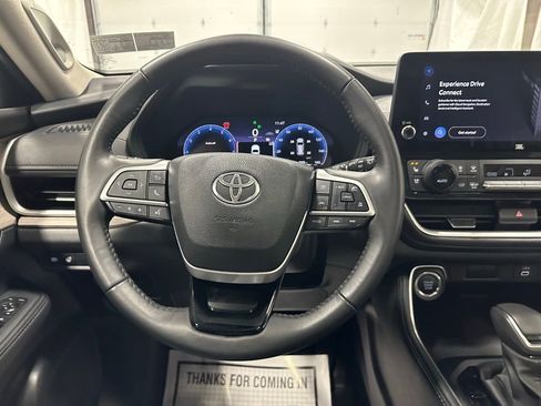 Used 2025 Toyota Grand Highlander AWD image 18