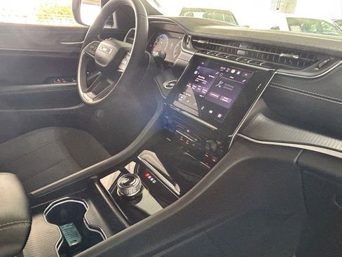 Used 2025 Jeep Grand Cherokee L Laredo image 32