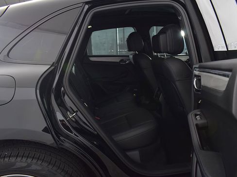 Used 2022 Porsche Macan AWD/4WD image 15
