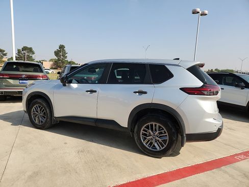 Used 2024 Nissan Rogue S FWD image 4