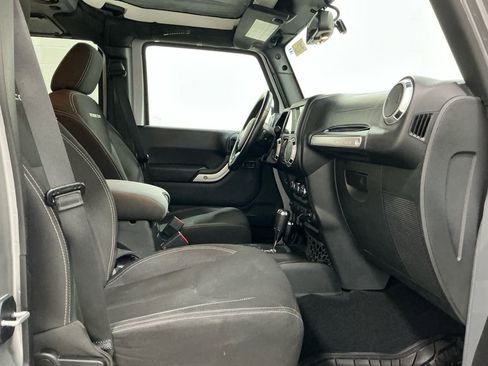 Used 2016 Jeep Wrangler Unlimited Rubicon w/ Connectivity Group image 30