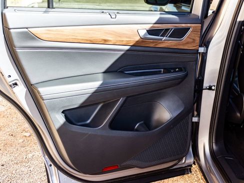 Used 2025 Volkswagen Atlas SE image 23