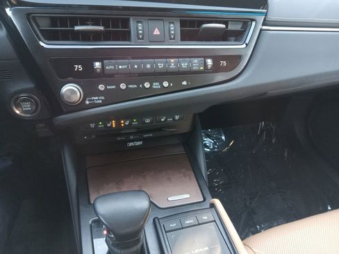 Used 2022 Lexus ES 350 Ultra Luxury w/ Accessory Package image 18