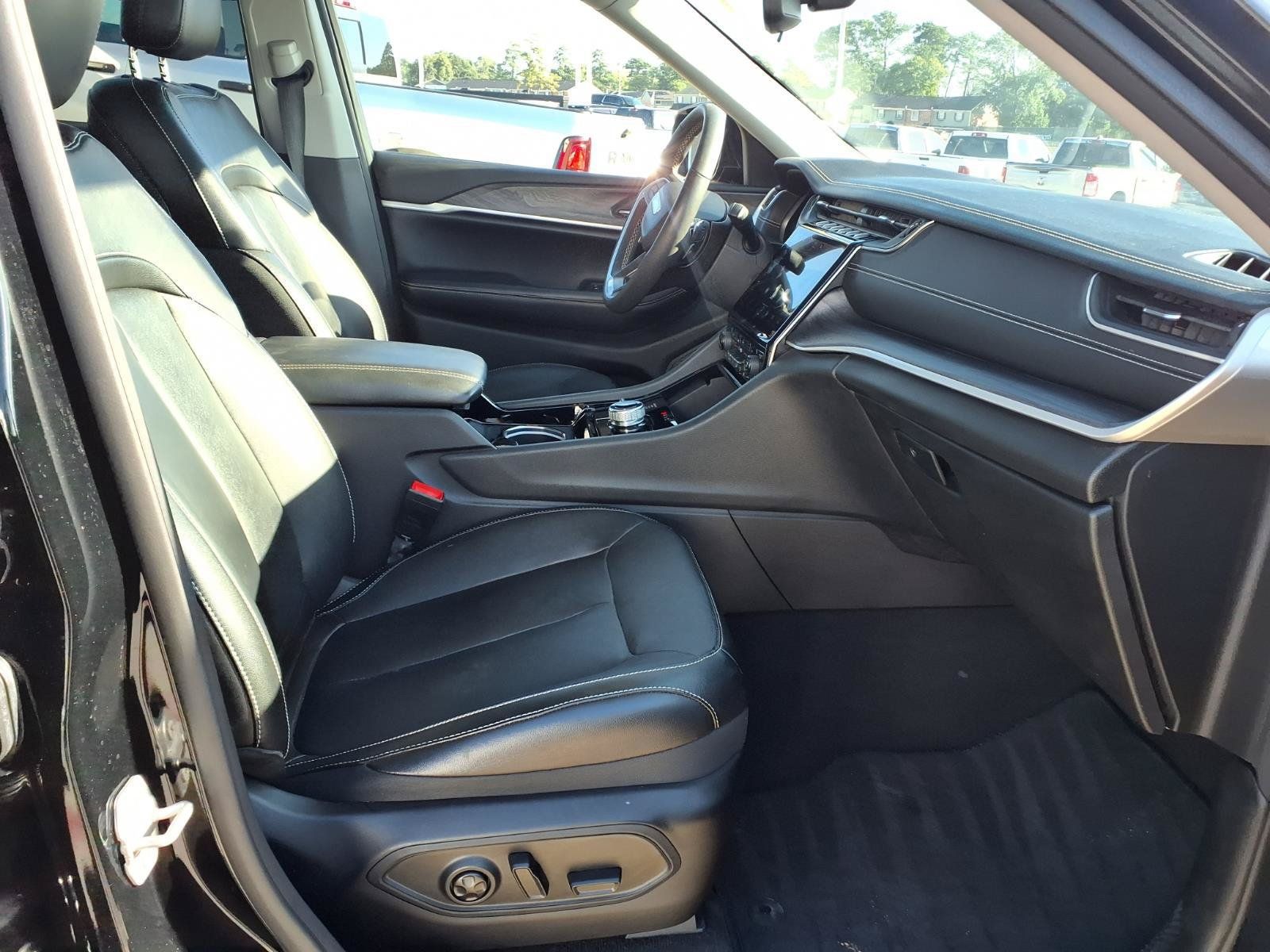 Used 2023 Jeep Grand Cherokee Limited AWD/4WD image 19