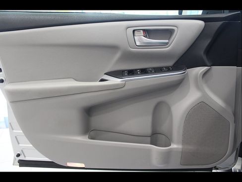 Used 2015 Toyota Camry SE FWD image 15