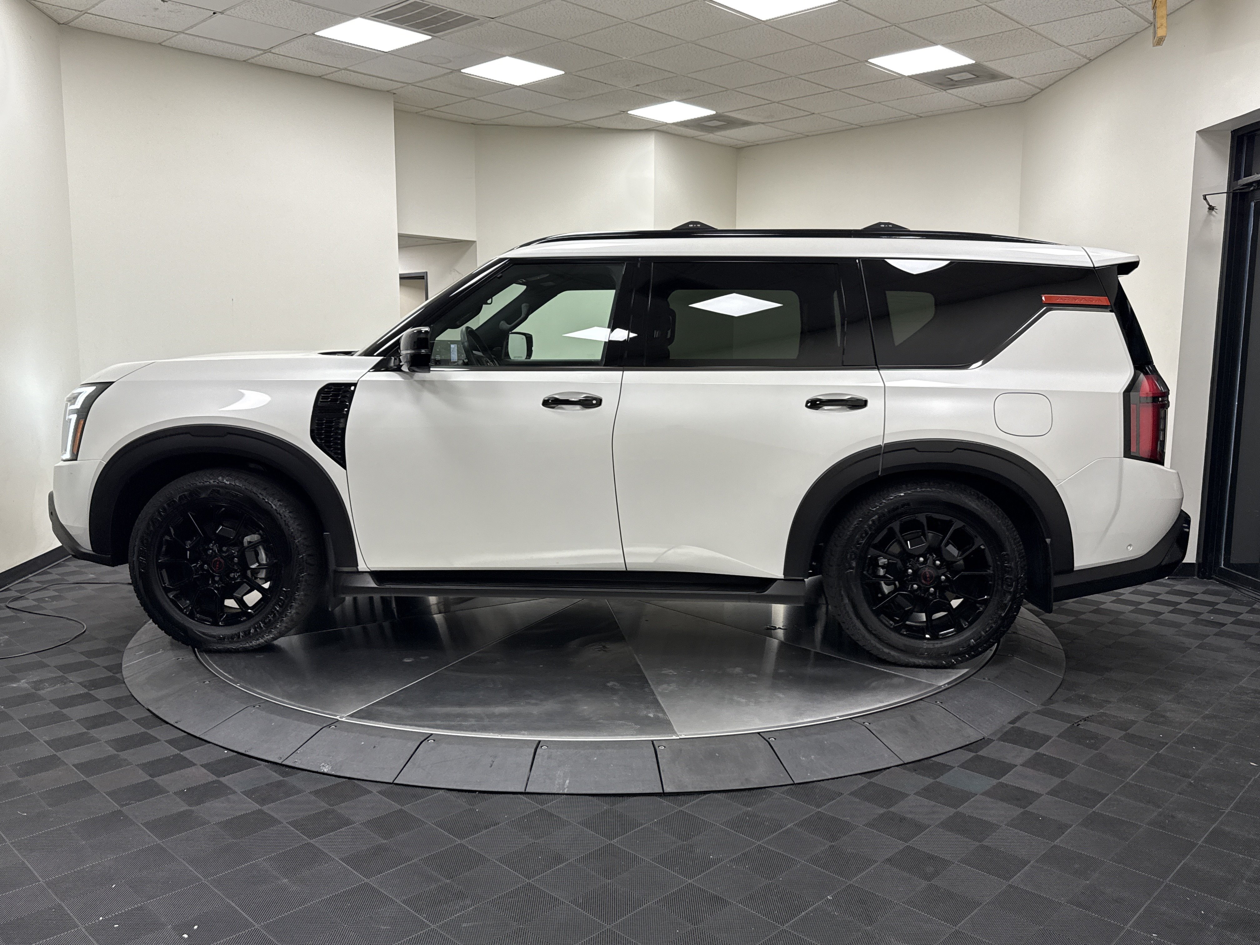 Used 2026 Nissan Armada PRO-4X w/ Captain's Chari Seat Package AWD/4WD image 4