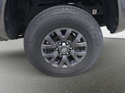 Used 2020 Toyota Tacoma SR5 RWD image 30