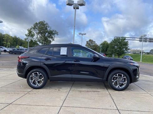 Used 2025 Chevrolet Trax LT w/ LT Convenience Package FWD image 13