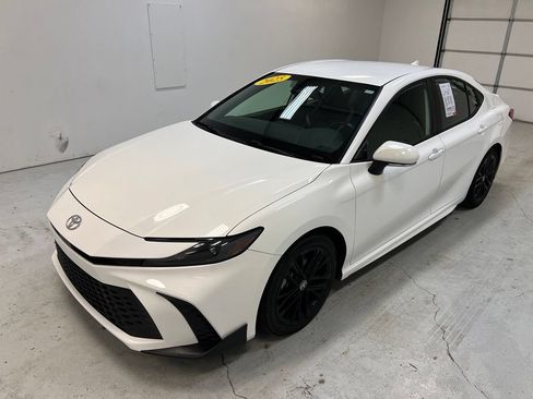 Used 2025 Toyota Camry SE FWD image 6