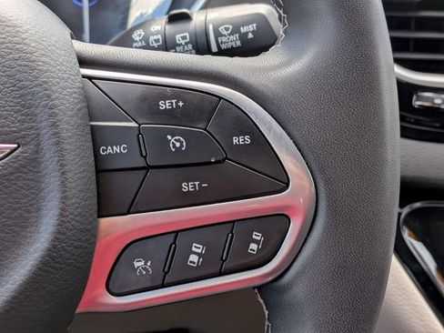 Used 2023 Chrysler Pacifica Touring-L FWD image 29