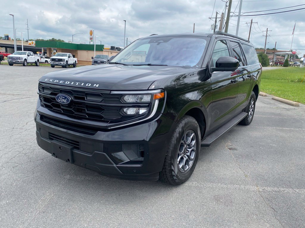 Used 2025 Ford Expedition Max Active AWD/4WD image 3
