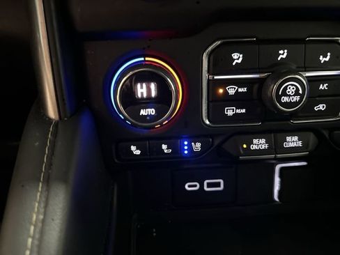 Used 2022 Chevrolet Suburban Premier AWD/4WD image 32