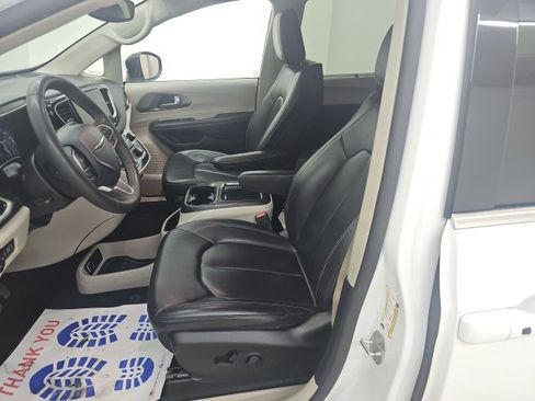 Used 2023 Chrysler Pacifica Touring-L image 2