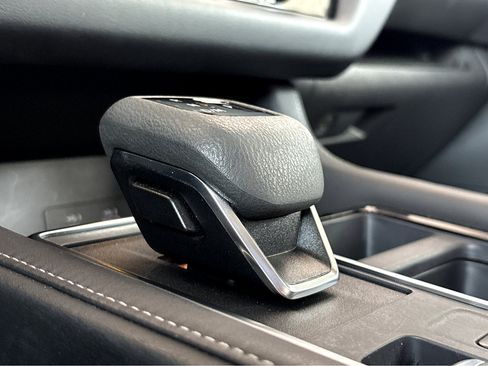 Used 2025 Nissan Pathfinder SV w/ SV Premium Package image 18