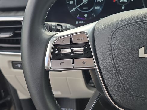 Certified 2025 Kia Telluride SX w/ SX Captain's Chair Package FWD image 32