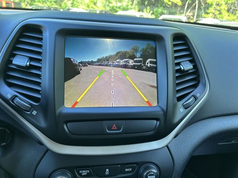 Used 2017 Jeep Cherokee Latitude w/ True North Edition AWD/4WD image 23