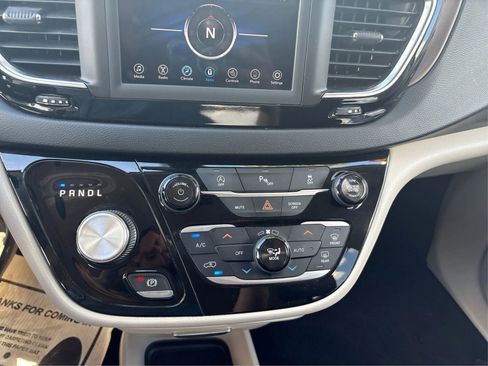 Used 2018 Chrysler Pacifica Touring-L image 23