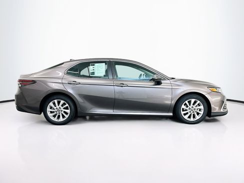 Used 2021 Toyota Camry LE image 10