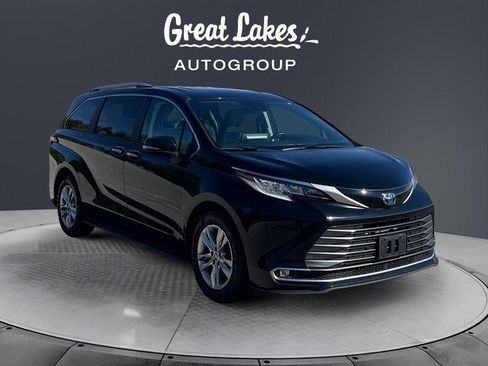 Used 2022 Toyota Sienna Limited image 7