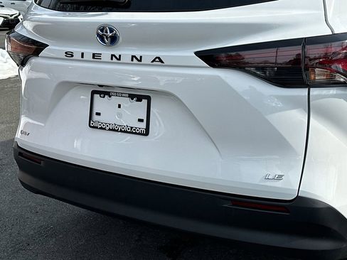 Used 2025 Toyota Sienna LE image 4