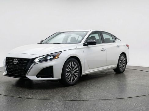 Used 2025 Nissan Altima 2.5 SV FWD image 3