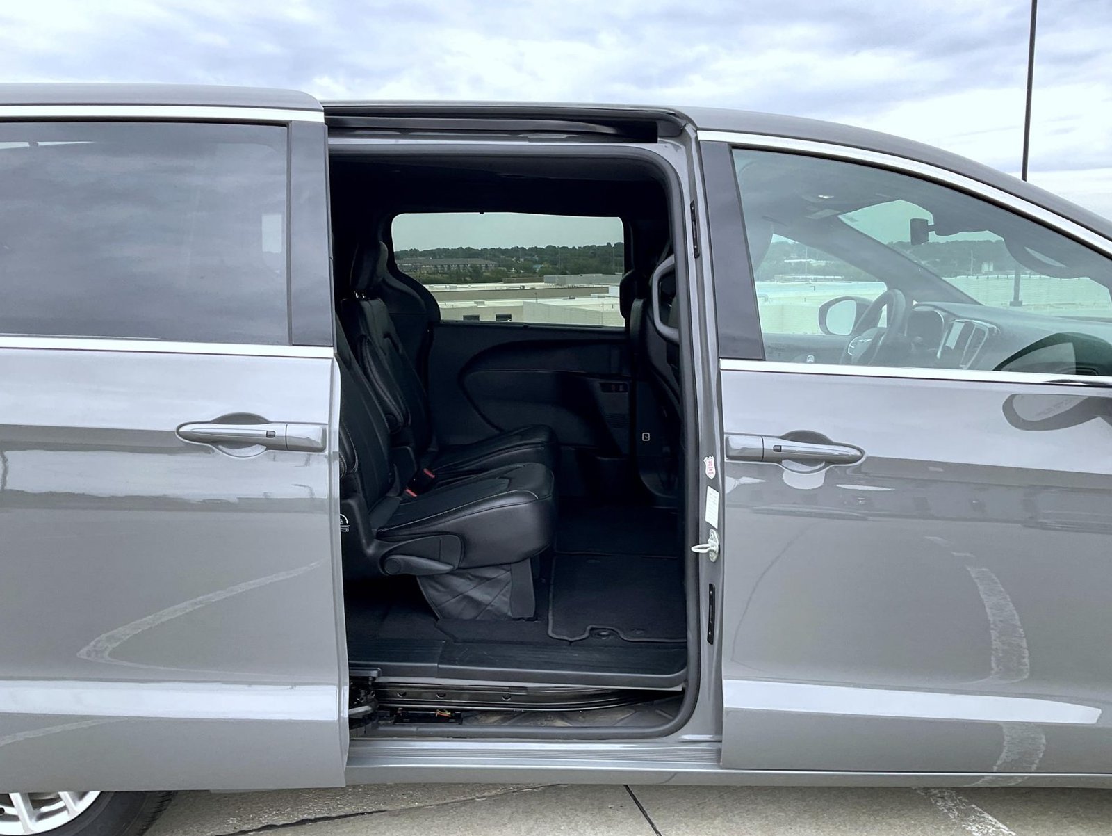 Used 2025 Chrysler Pacifica Select FWD image 28
